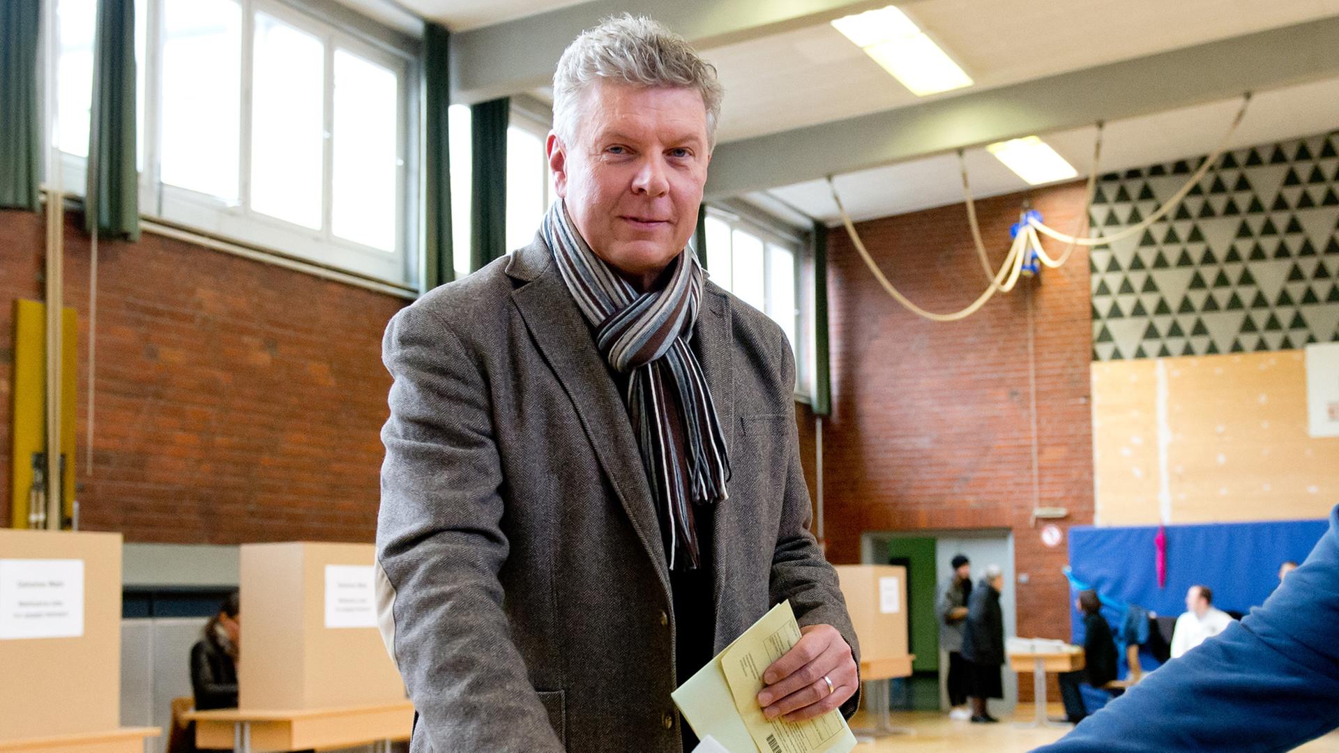 Dieter Reiter steckt seinen Wahlzettel in eine Urne Dieter Reiter steckt seinen Wahlzettel in eine Urne