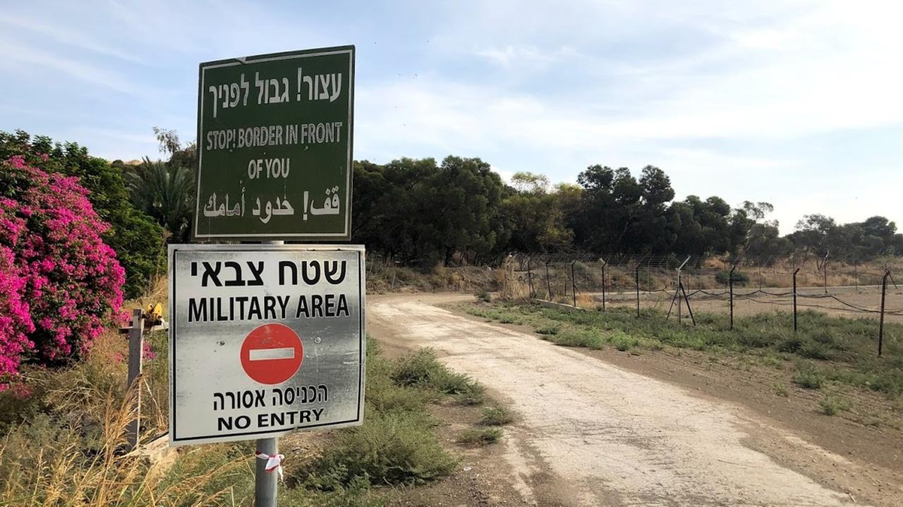 Grenzübergang zwischen Israel und Jordanien. Ein Schild mit der Aufschrift "militärisches Sperrgebiet" steht an einer Lehm-Straße 