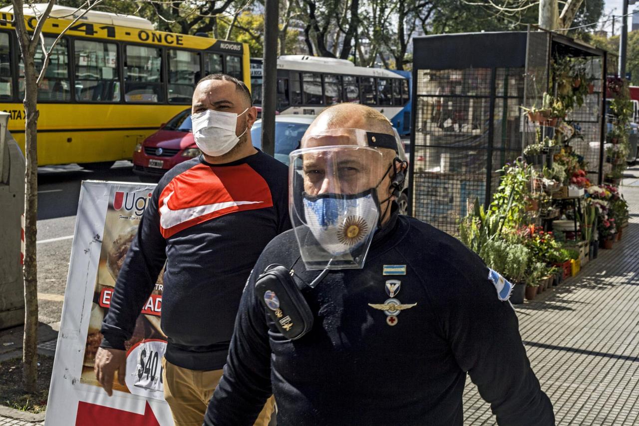 Ein Polizist mit Maske läuft durch Buenos Aires, Argentinien.