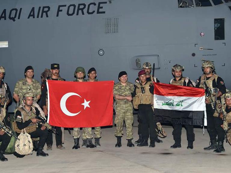 Türkische und irakische Truppen halten ein gemeinsames Manöver ab.