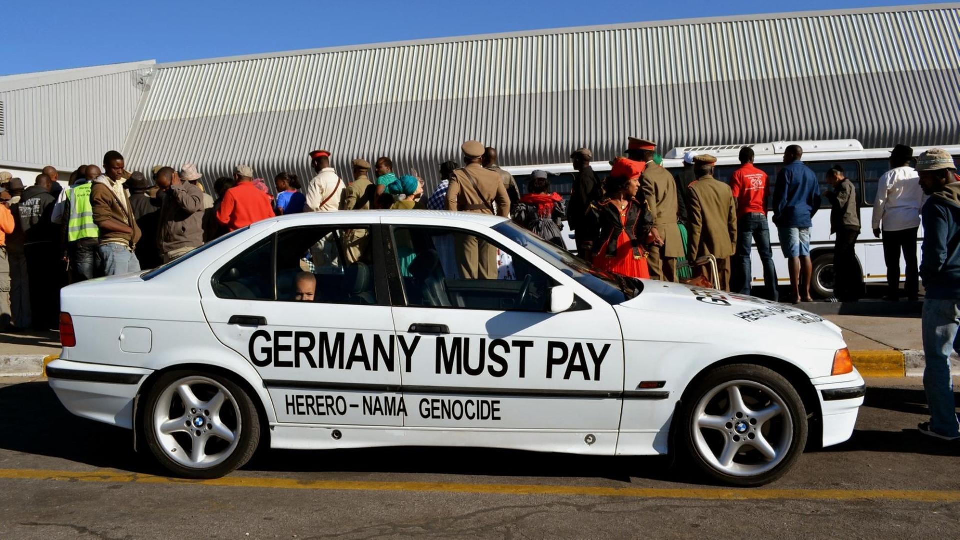 "Deutschland muss bezahlen": Forderung auf einem Auto in Windhuk, Namibia.