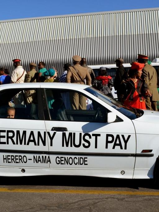 "Deutschland muss bezahlen": Forderung auf einem Auto in Windhuk, Namibia.