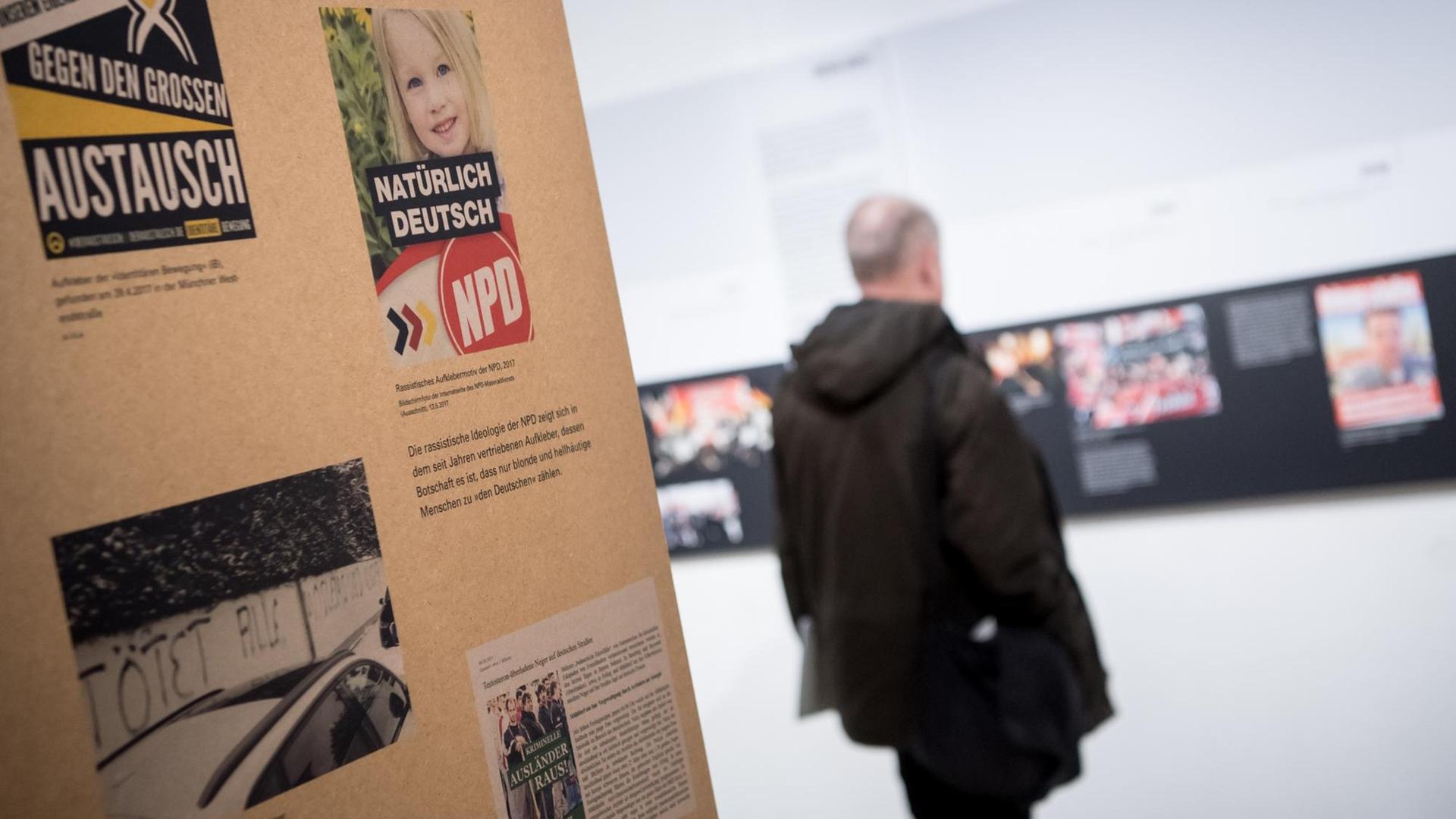 Ein Besucher schaut sich am 28.11.2017 im NS-Dokumentationszentrum in München (Bayern), bei einem Presserundgang, die Sonderausstellung "Nie wieder. Schon wieder. Immer noch. Rechtsextremismus in Deutschland seit 1945" an.