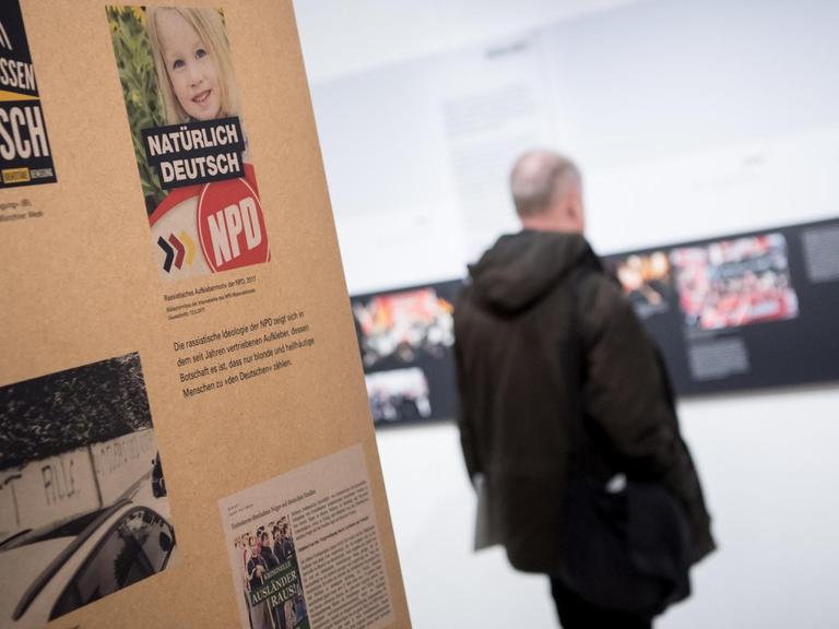 Ein Besucher schaut sich am 28.11.2017 im NS-Dokumentationszentrum in München (Bayern), bei einem Presserundgang, die Sonderausstellung "Nie wieder. Schon wieder. Immer noch. Rechtsextremismus in Deutschland seit 1945" an.