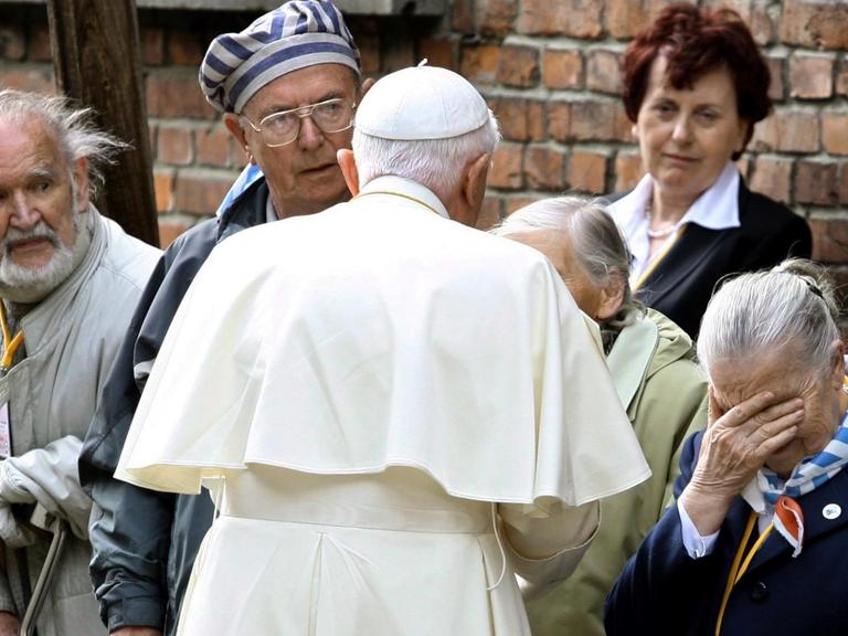 Papst Benedikt XVI. während eines Treffens mit ehemaligen Häftlingen an der "Schwarzen Wand" im Block 11 des ehemaligen Vernichtungslager Auschwitz-Birkenau am 28. Mai 2006.