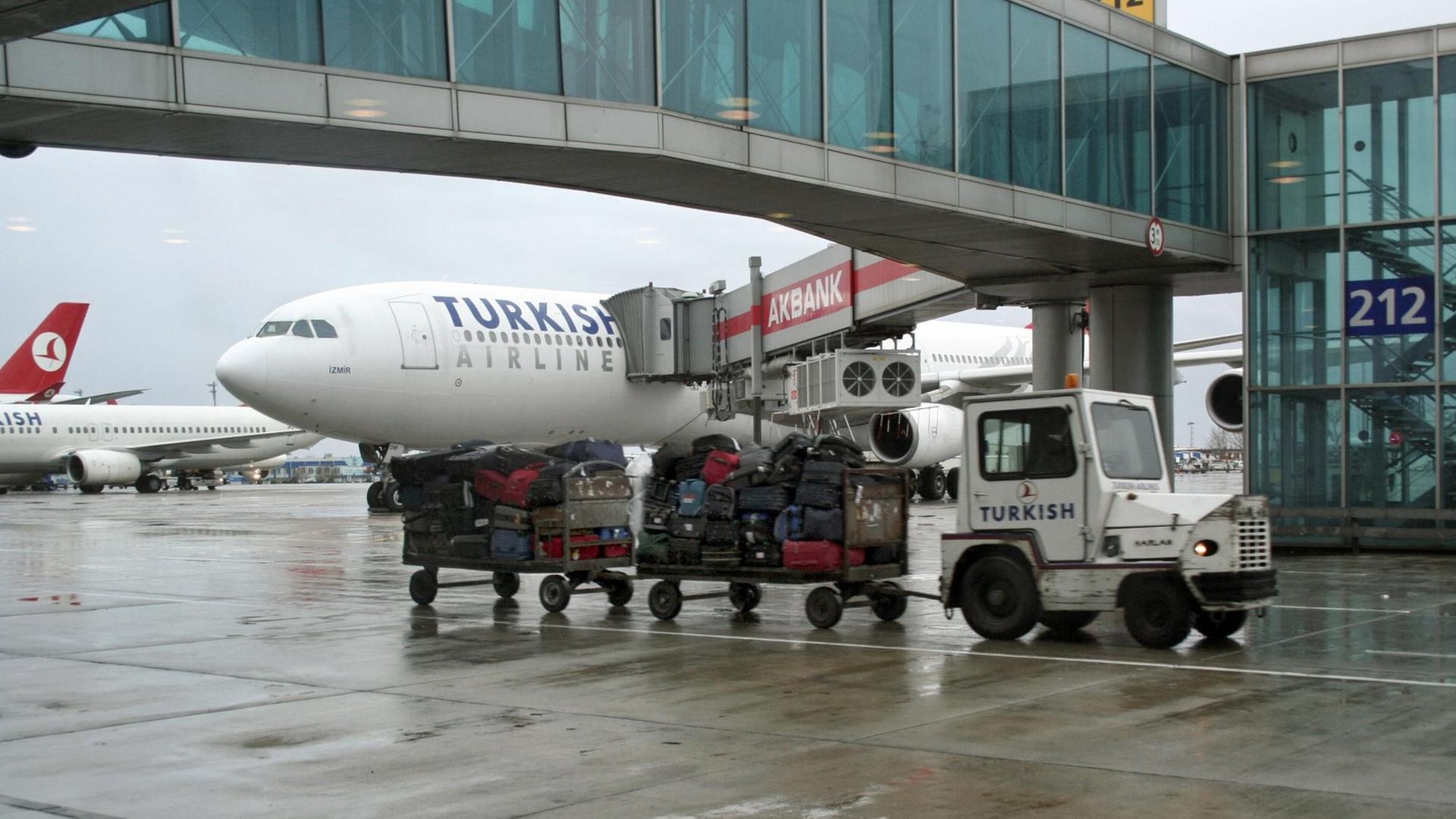 Eine Maschine der Luftfahrtgesellschaft Turkish Airline auf dem Atatürk-Flughafen in Istanbul. Eine Maschine der Luftfahrtgesellschaft Turkish Airline auf dem Atatürk-Flughafen in Istanbul.