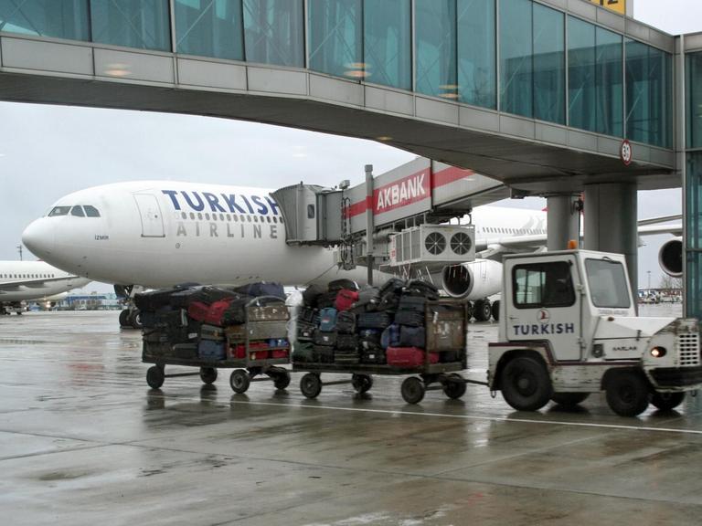 Eine Maschine der Luftfahrtgesellschaft Turkish Airline auf dem Atatürk-Flughafen in Istanbul.
