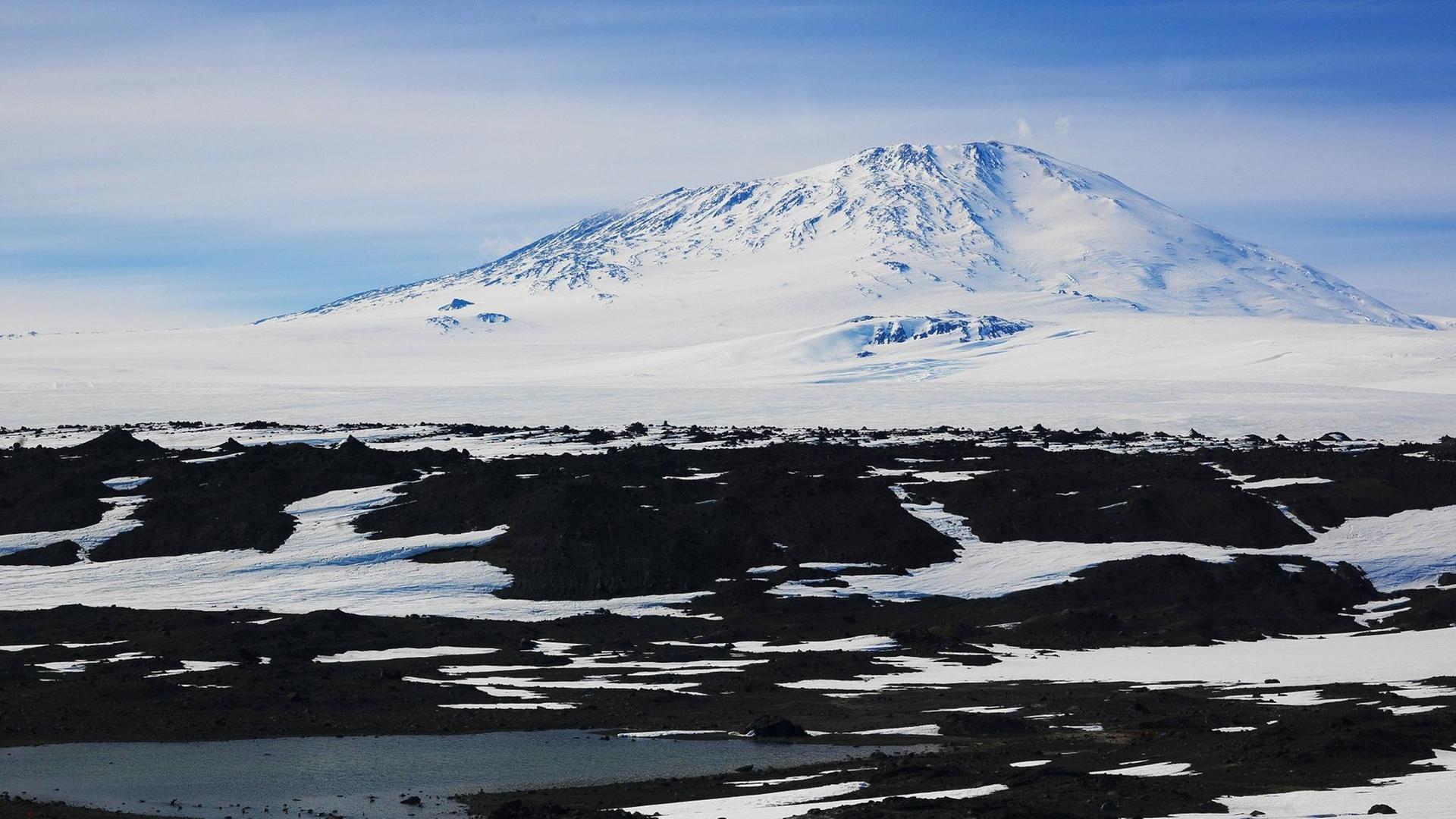 Eine Eislandschaft in der Antarktis, im Hintergrund der Mount Erebus auf Ross Island