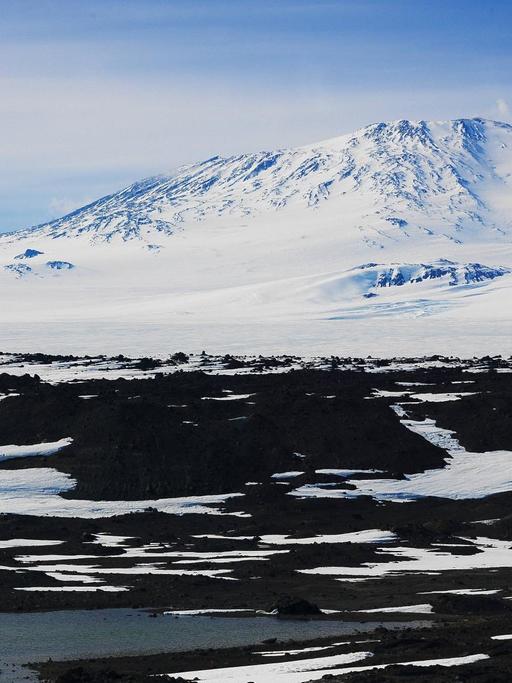 Eine Eislandschaft in der Antarktis, im Hintergrund der Mount Erebus auf Ross Island