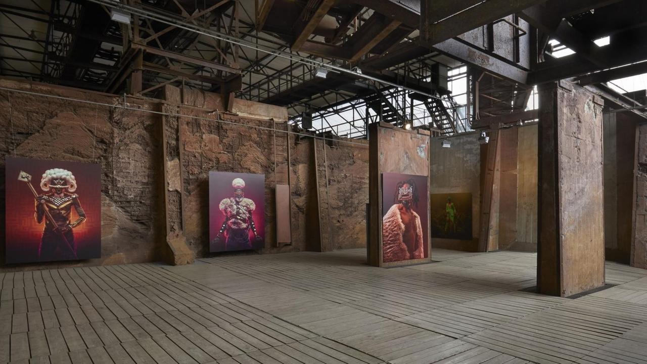 Eine Industriehalle mit Werken der ausgestellten Künstler.