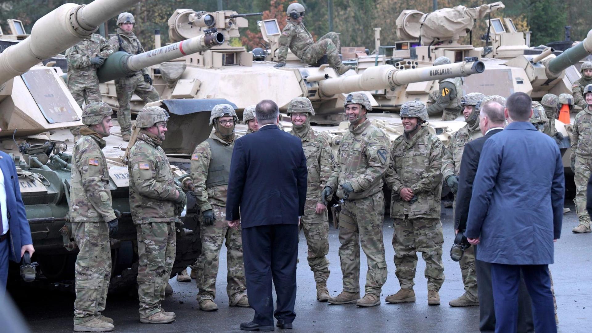 Der US-Außen-Minister Mike Pompeo besucht US-Soldaten in Bayern.