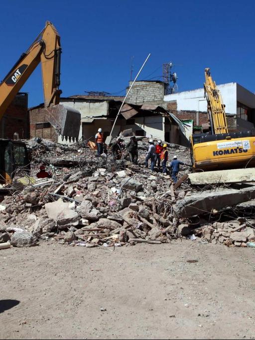 Ein freiwilliger Helfer steht vor eingestürzten Häusern nach dem Beben vom 16. April 2016 in der Hafenstadt Manta in Ecuardor
