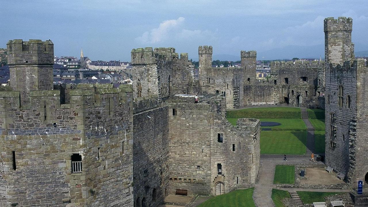 Blick auf die normannische Burg in Caernarfon in der Grafschaft Gwynedd im Norden von Wales.