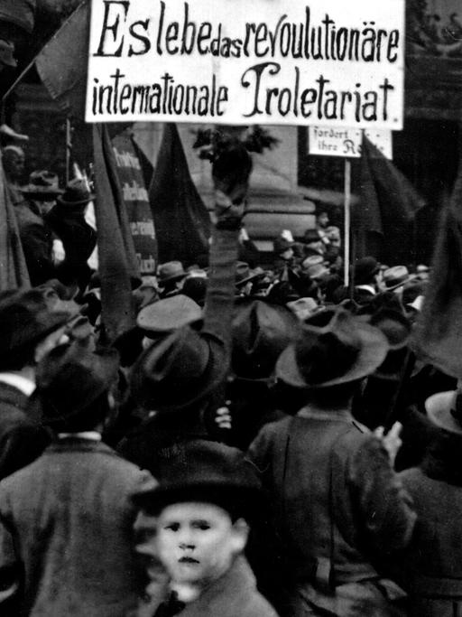 Sturz des Kaiserreichs: Demonstration junger Arbeiter vor dem Abgeordnetenhaus in Berlin im November 1918.