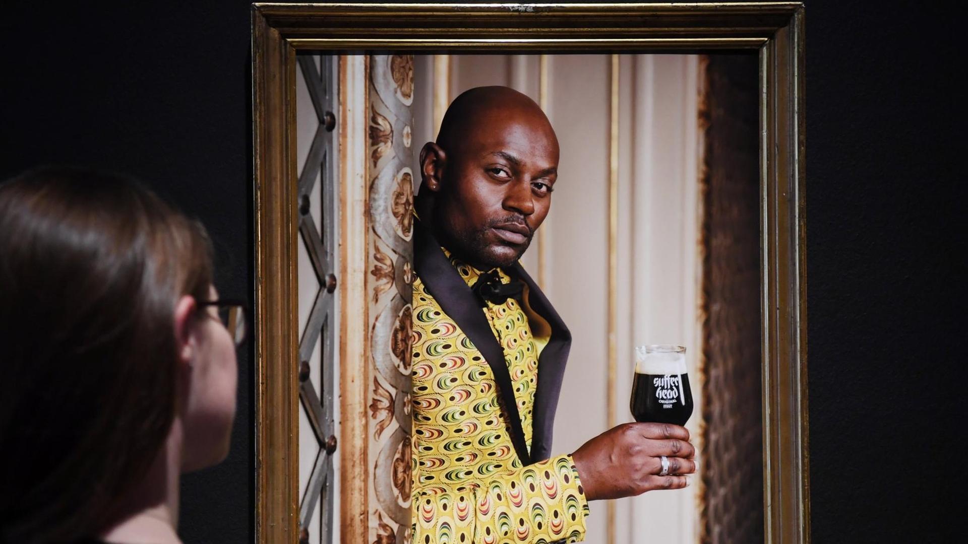 In der Staatlichen Kunsthalle Baden-Baden ist unter anderem das Werk "Wer hat Angst vor Schwarz?" aus der Serie: "Sufferhead Original" aus dem Jahr 2017 von dem nigerianischen Künstler Emeka Ogboh zu sehen.