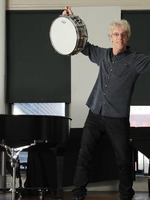 Stewart Copeland in seinem Studio in Chicago im Februar 2017 inmitten seiner Instrumente