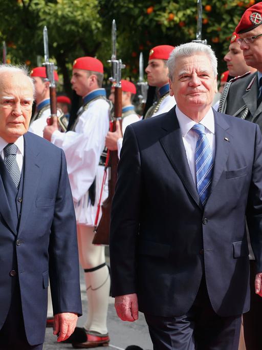 Bundespräsident Joachim Gauck wird am 06.03.2014 in Athen mit militärischen Ehren empfangen.