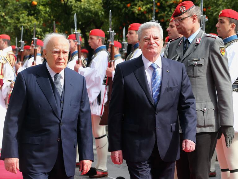 Bundespräsident Joachim Gauck wird am 06.03.2014 in Athen mit militärischen Ehren empfangen.