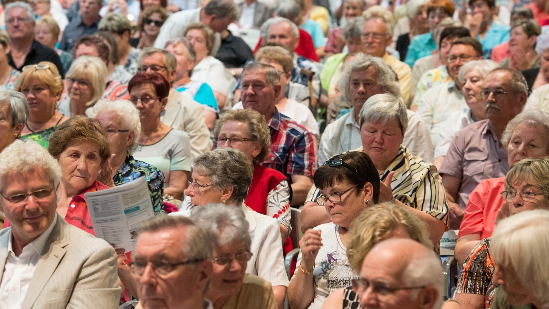 Viele Rentner nehmen an der Eröffnung der 22. Brandenburgischen Seniorenwoche und dem 20. Tag der ehrenamtlichen Seniorenarbeit in Eberswalde teil.