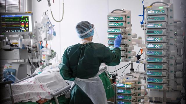 Eine Krankenschwester kümmert sich auf der Intensivstation um einen Covid-19-Patienten.