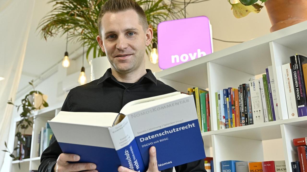Der österreichische Jurist Schrems in seinem Wiener Büro mit einem Buch über Datenschutzrecht