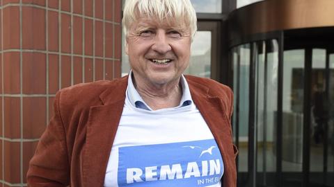 Boris Johnsons Vater trägt ein T-Shirt mit dem Aufdruck "Remain in the EU".