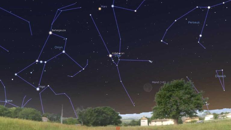 Die hauchdünne Mondsichel steht am Mittwoch Abend unterhalb der Plejaden im Stier (Stellarium)