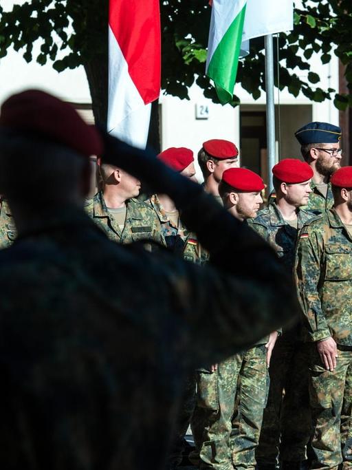 Soldaten der Bundeswehr, die von Auslandseinsätzen zurückgekommen sind, nehmen am 06.09.2016 an einem Rückkehrer-Appell auf dem Marktplatz in Storkow (Brandenburg) teil.