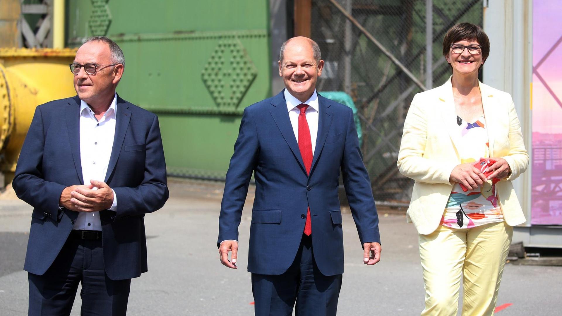 Die SPD-Spitze hat Vizekanzler Olaf Scholz (Mitte) auf Vorschlag der Vorsitzenden Norbert Walter-Borjans (l.) und Saskia Esken (r.) als Kanzlerkandidaten nominiert. Die drei laufen gemeinsam zu einer Pressekonferenz.