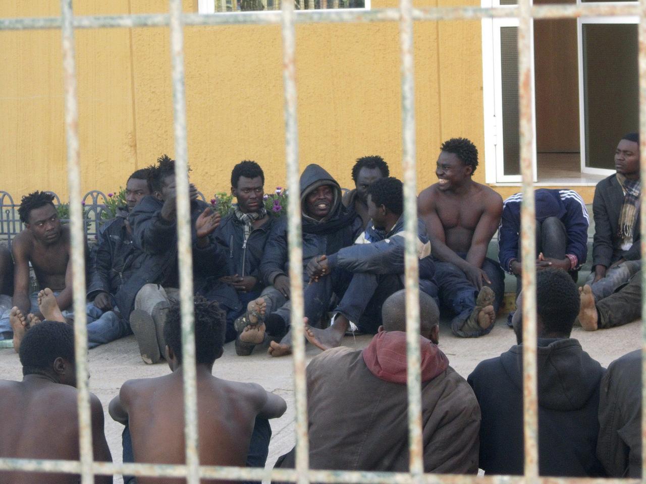 Flüchtlinge ruhen sich nach ihrer Ankunft in der spanischen Exklave Melilla aus.