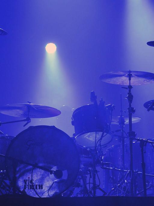 Die Bühne mit dem Schlagzeug der US-Band One Republic in der Zenitin München