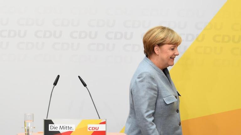 CDU-Chefin Angela Merkel verlässt eine Pressekonferenz im Konrad-Adenauer-Haus.
