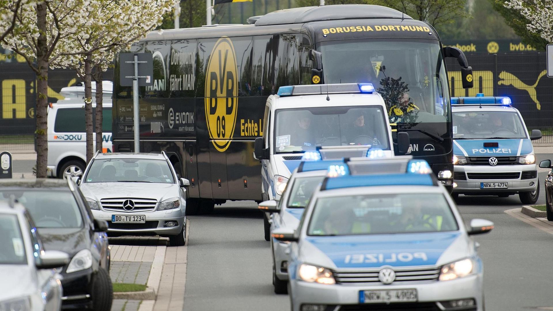 Der Mannschaftsbus von Borussia Dortmund auf dem Trainingsgelände des BVB