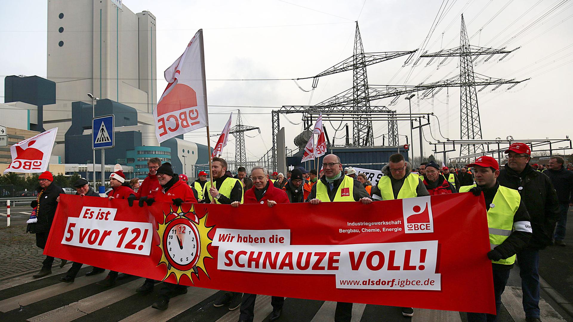 Gewerkschafter der IGBCE (Industriegewerkschaft Bergbau, Chemie, Energie) demonstrieren am 01.12.2017 in Bergheim (Nordrhein-Westfalen) mit einem Transparenten mit der Aufschrift "Es ist 5 vor 12" und "Wir haben die Schnauze voll" vor dem Kraftwerk Niederaußem.