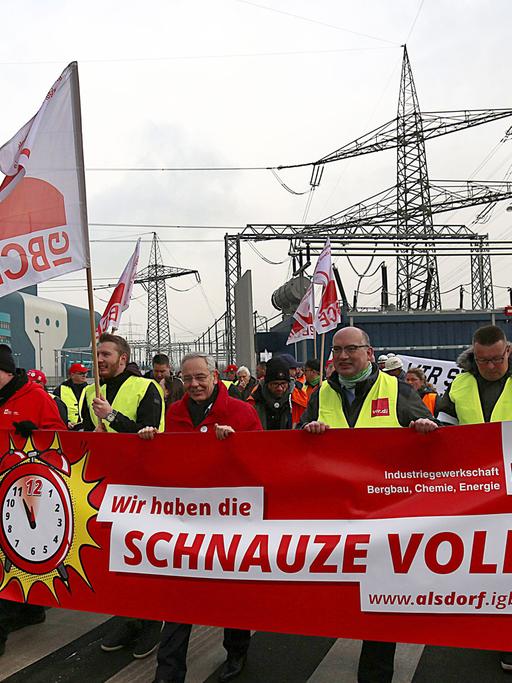 Gewerkschafter der IGBCE (Industriegewerkschaft Bergbau, Chemie, Energie) demonstrieren am 01.12.2017 in Bergheim (Nordrhein-Westfalen) mit einem Transparenten mit der Aufschrift "Es ist 5 vor 12" und "Wir haben die Schnauze voll" vor dem Kraftwerk Niederaußem.