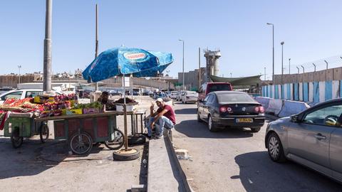 EIn Mann verkauft Essen an einem Straßenrand am Checkpoint von Kalandia, einem der größten militärischen kontrollpunkte im Westjordanland, aufgenommen am 9. Juni 2018.