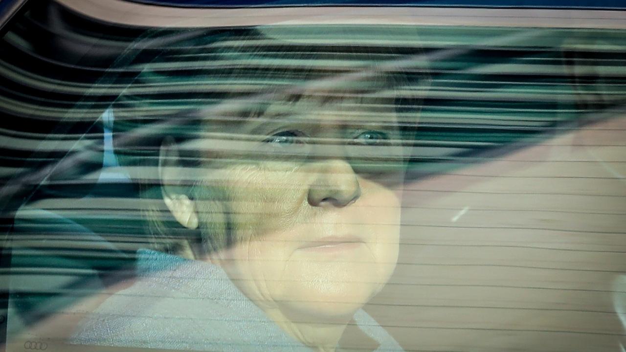 Bundeskanzlerin Angela Merkel (CDU) kommt am 09.10.2017 in Berlin in einer gepanzerten Limousine am Konrad-Adenauer-Haus, der CDU-Zentrale, an. 