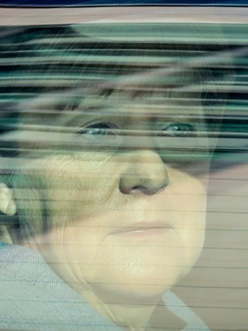 Bundeskanzlerin Angela Merkel (CDU) kommt am 09.10.2017 in Berlin in einer gepanzerten Limousine am Konrad-Adenauer-Haus, der CDU-Zentrale, an.