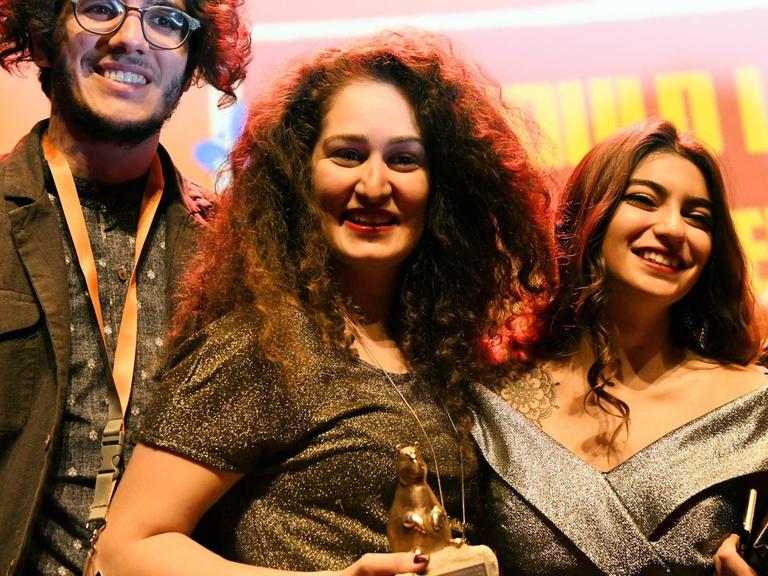 Die Gewinnerin des Teddy-Award für den besten Kurzfilm mit Three Centimeters, Regisseurin Lara Zeidan (Berlinale 2018).