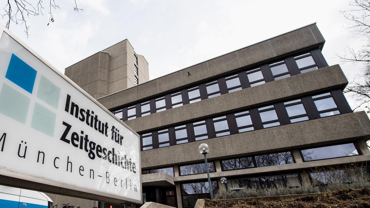 Ein Schild mit der Aufschrift "Institut für Zeitgeschichte - München-Berlin" ist vor dem Institut für Zeitgeschichte (IfZ) in München zu sehen .