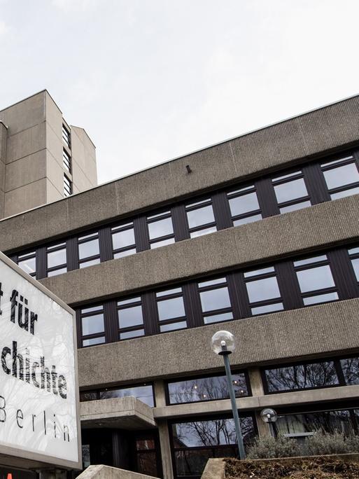 Ein Schild mit der Aufschrift "Institut für Zeitgeschichte - München-Berlin" ist vor dem Institut für Zeitgeschichte (IfZ) in München zu sehen .