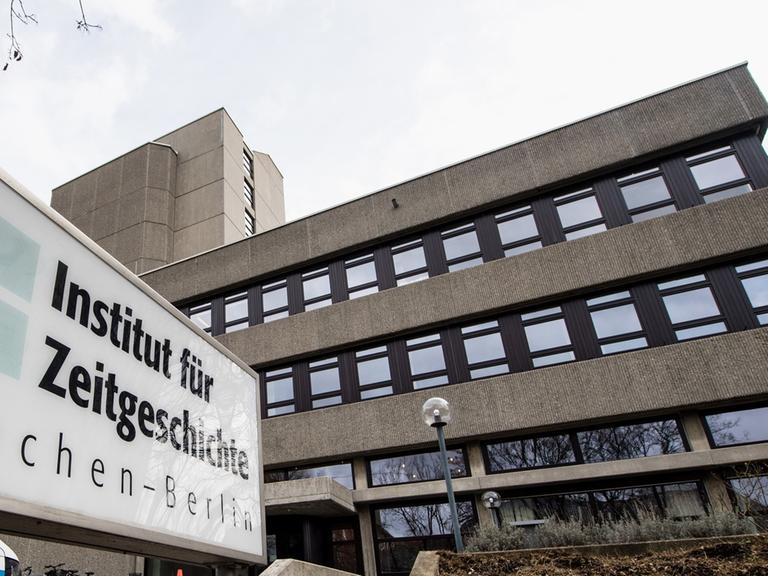 Ein Schild mit der Aufschrift "Institut für Zeitgeschichte - München-Berlin" ist vor dem Institut für Zeitgeschichte (IfZ) in München zu sehen .