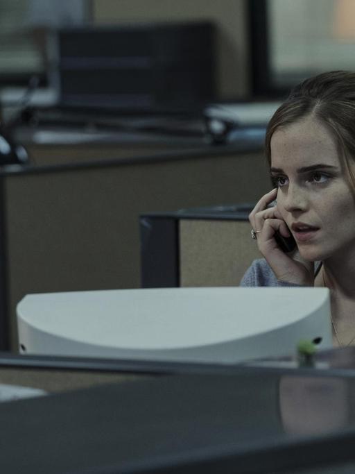 Szenenfoto: Mae (Emma Watson) sitzt in einem tristen Großraumbüro