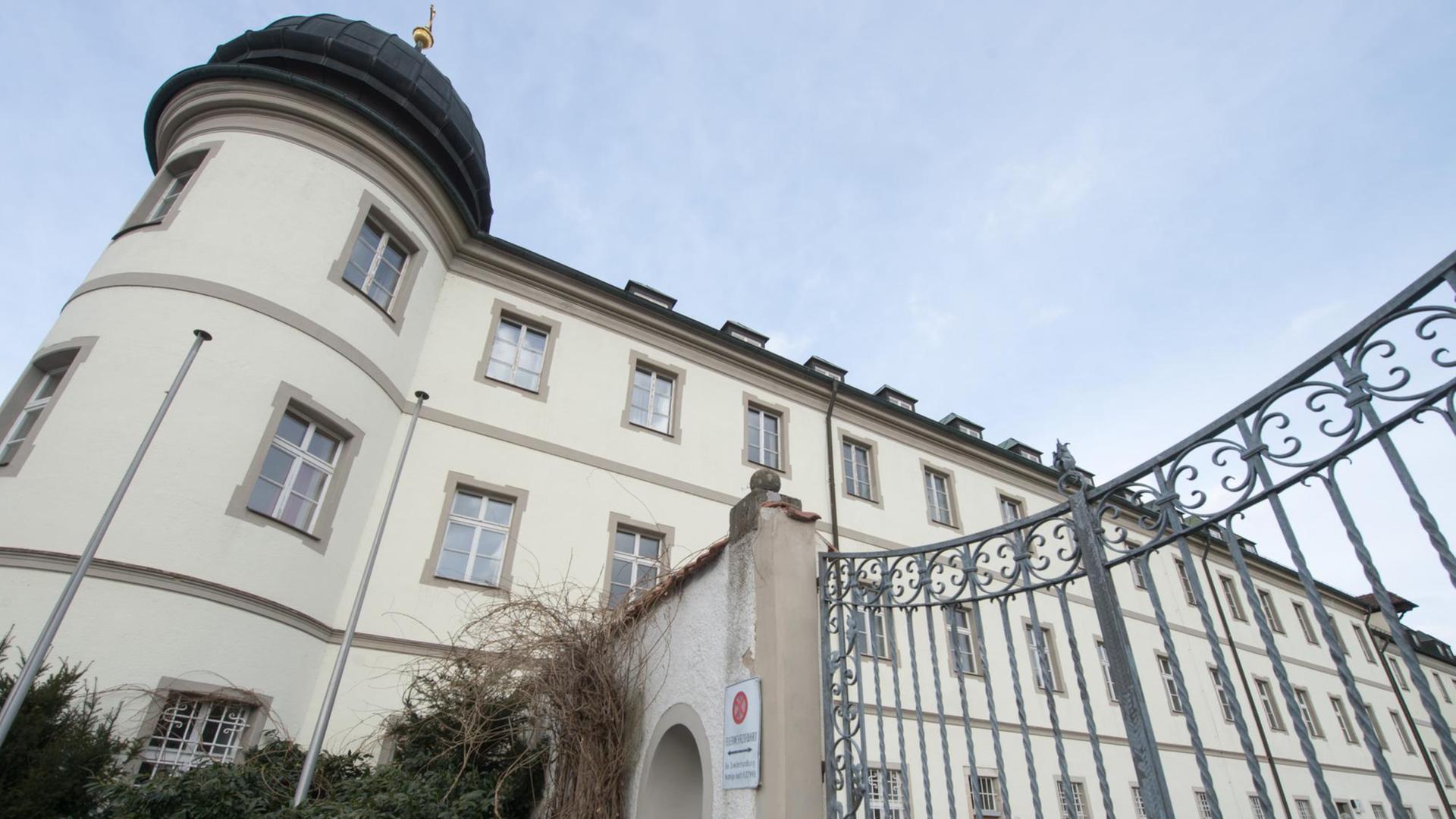 Das Bild zeigt das Kloster Pielenhofen von außen