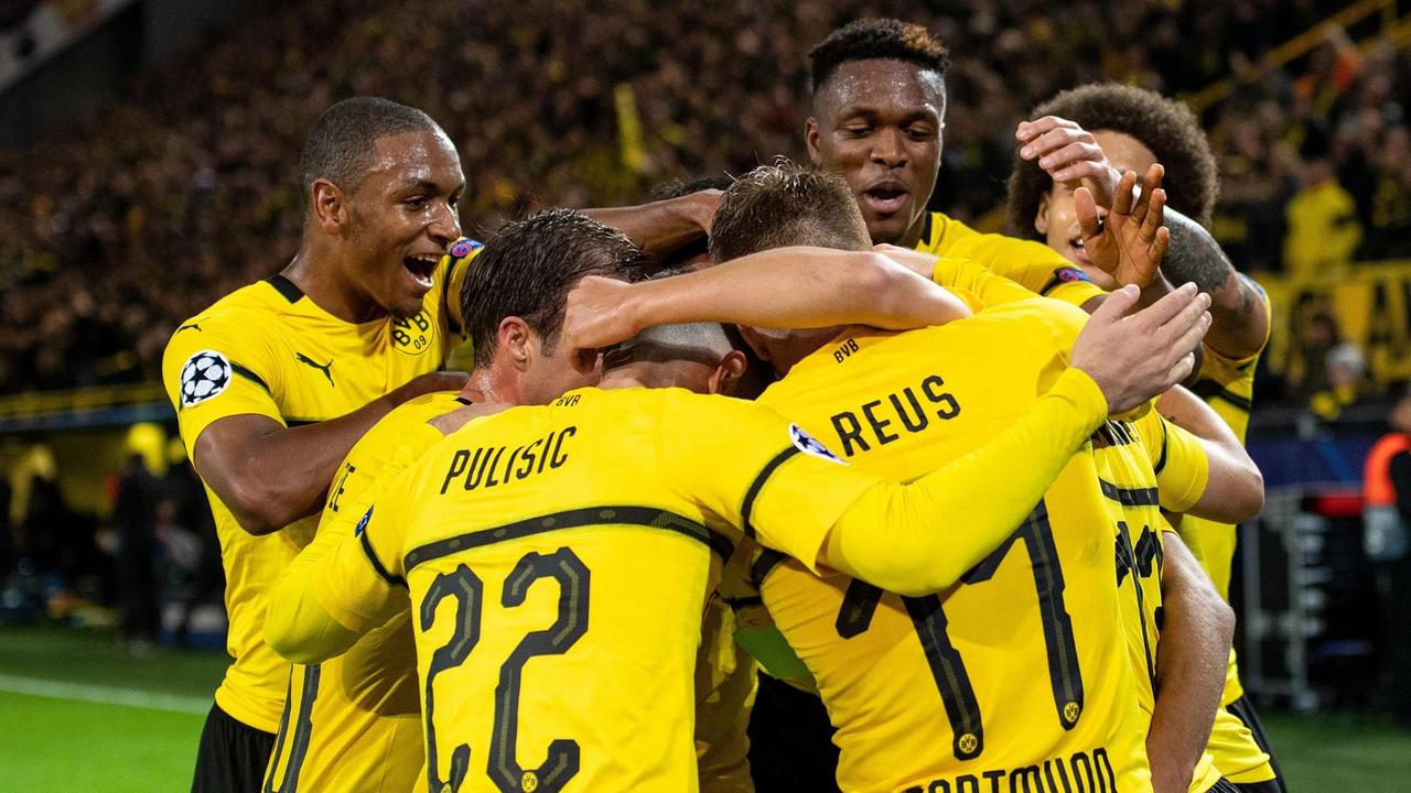 Sieben Dortmunder Spieler in ihren gelben Trikots bilden eine Jubeltraube.