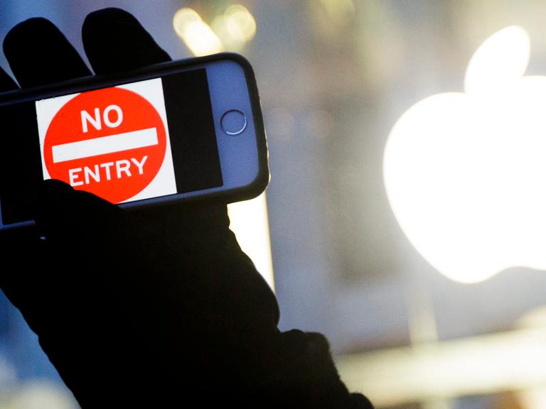 Protest von Datenschützern gegen die Entsperrung eines iPhones