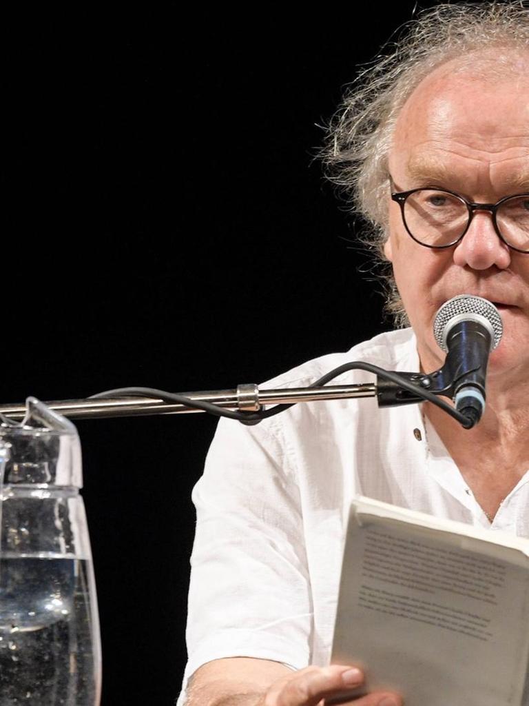 Der Schriftsteller Michael Köhlmeier bei einer Lesung im Rahmen der Salzkammergut Festwochen.