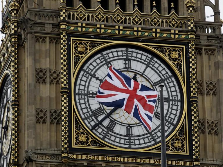 Die Nationalflagge des Vereinigten Königreichs Großbritannien und Nordirland weht am 20.03.2017 in London (Großbritannien) vor dem Elizabeth Tower (Big Ben).
