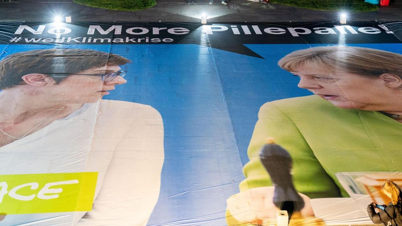 Protestplakat gegen den Klimawandel mit einem Foto von Annegret Kramp-Karrenbauer (CDU)