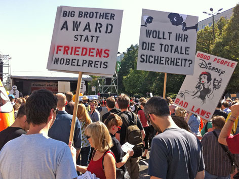 Unter dem Motto "Freiheit statt Angst" wird in Berlin gegen staatliche Überwachung demonstriert.